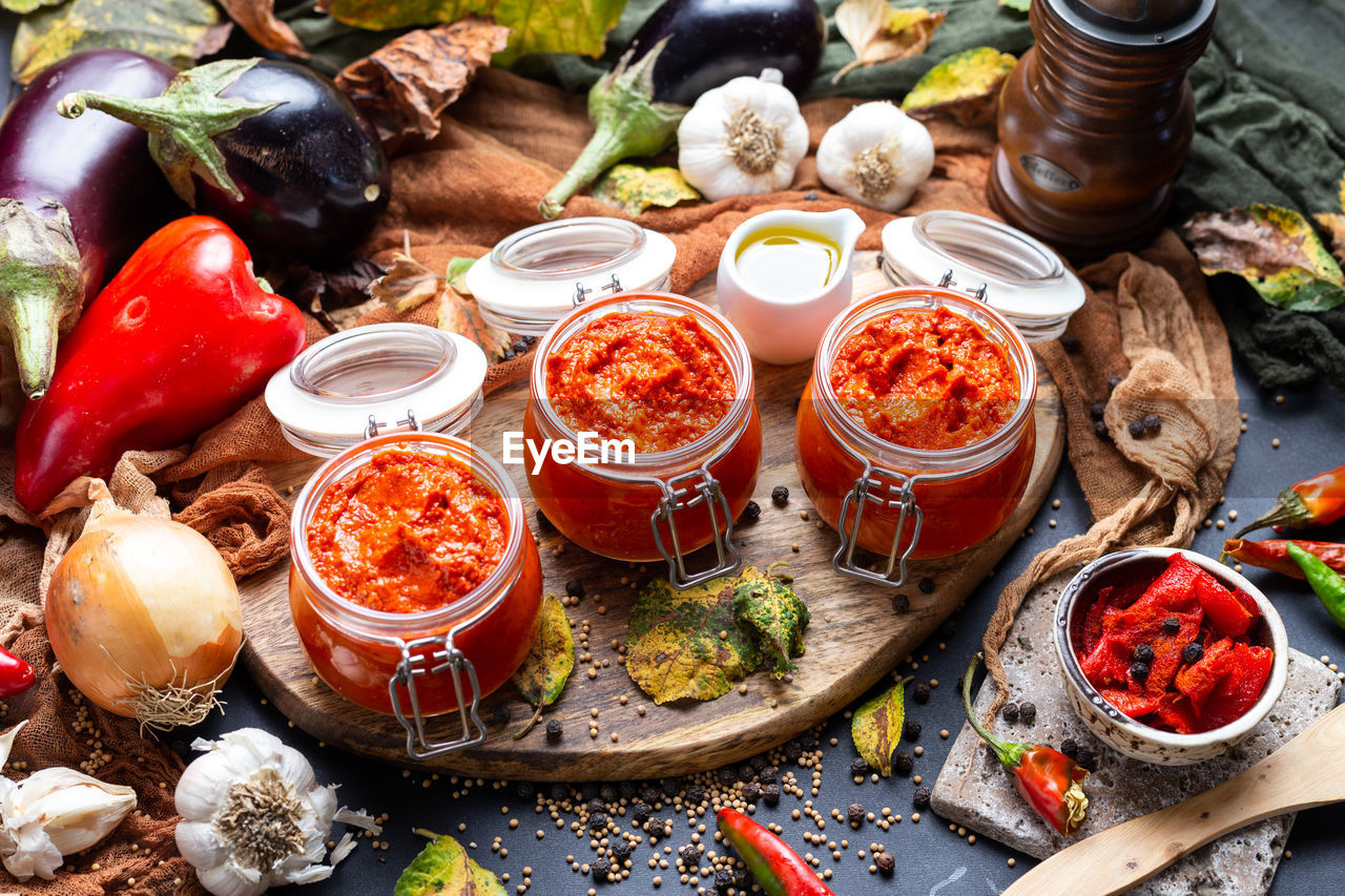 HIGH ANGLE VIEW OF VEGETABLES ON TABLE