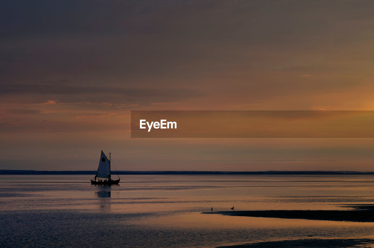 SCENIC VIEW OF SEA AGAINST ORANGE SKY