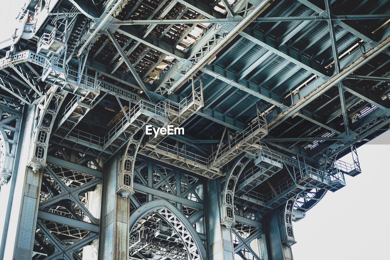 Low angle view of manhattan bridge 