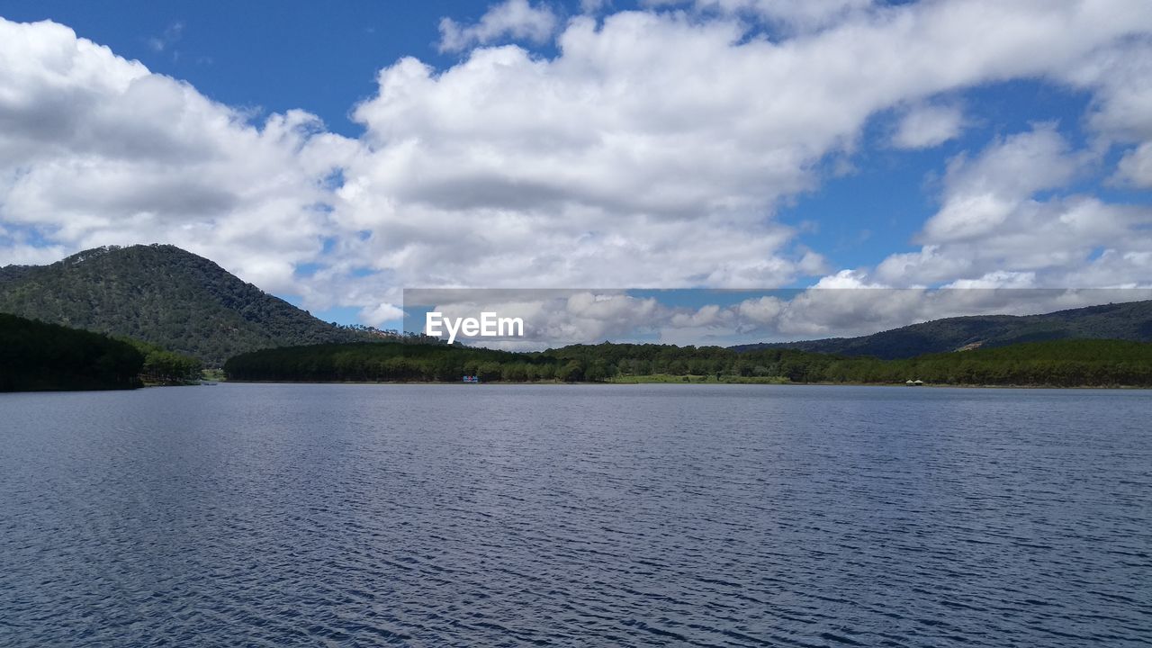 SCENIC VIEW OF LAKE BY MOUNTAIN AGAINST SKY