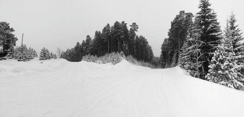 PANORAMIC VIEW OF SNOW COVERED LAND AGAINST SKY