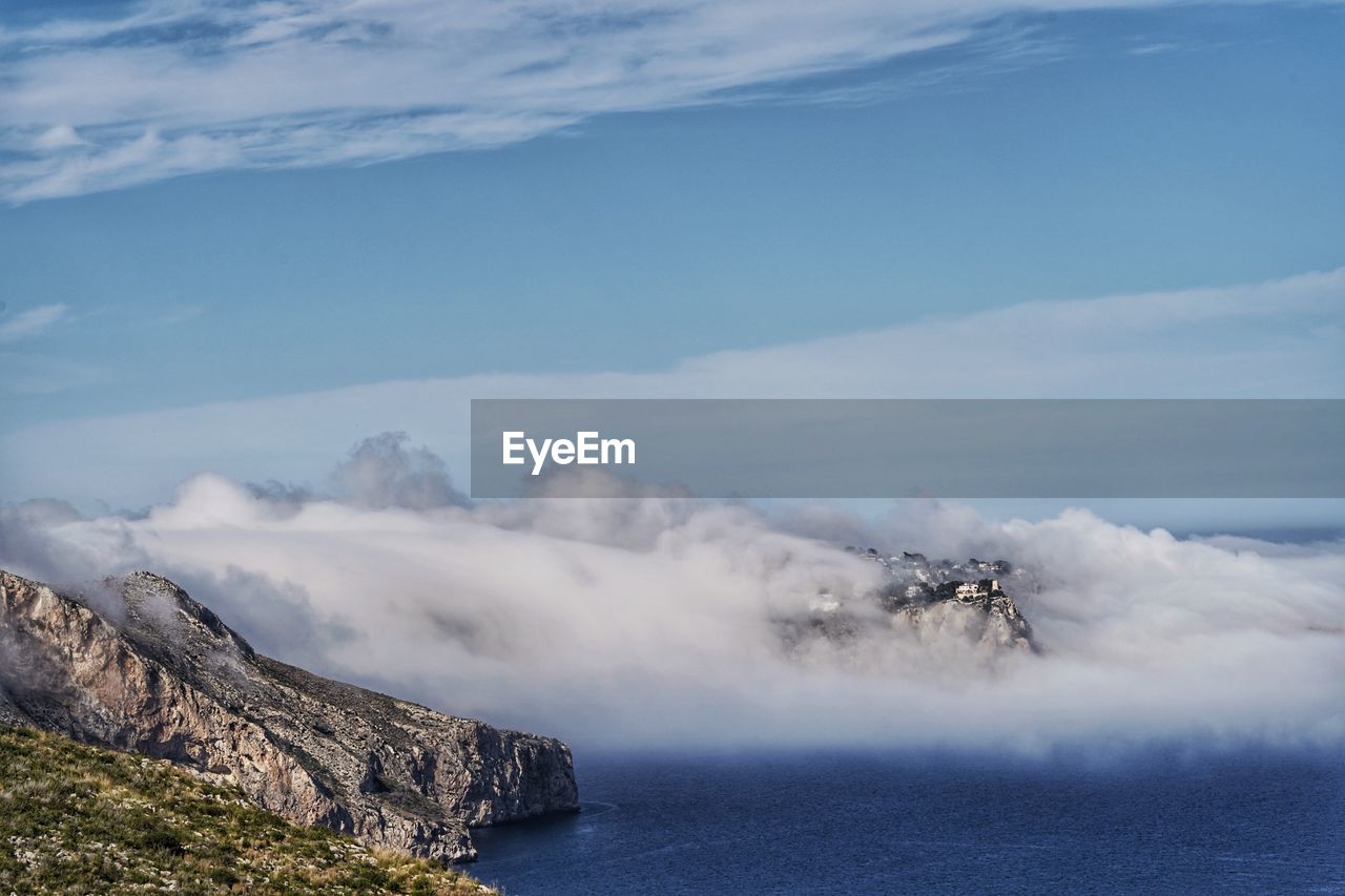 SCENIC VIEW OF SEA BY MOUNTAIN AGAINST SKY