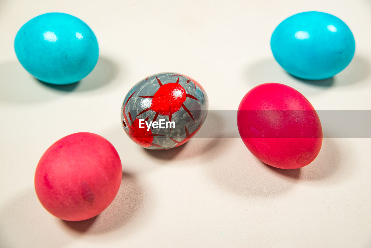 CLOSE-UP OF MULTI COLORED BALL ON TABLE