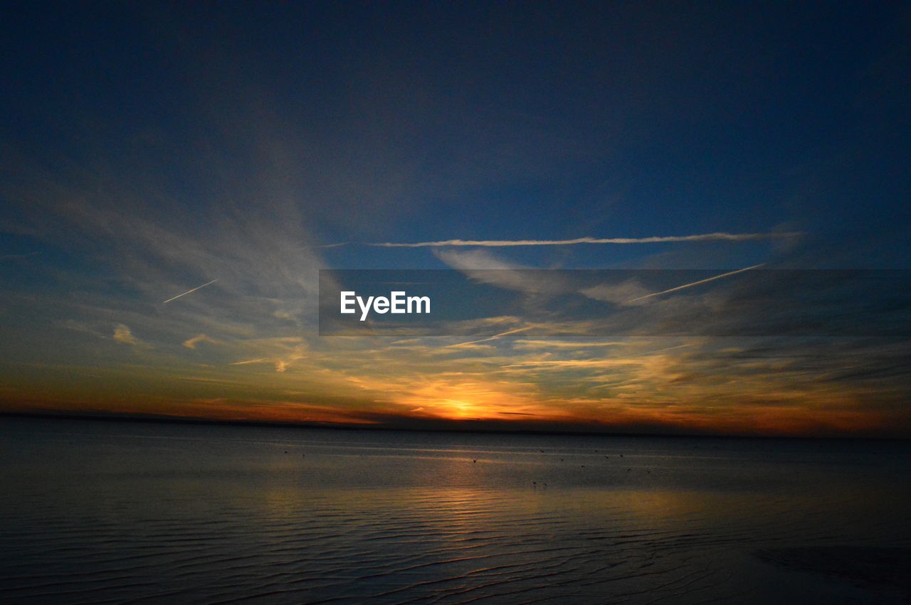 IDYLLIC SHOT OF SEA AGAINST SUNSET SKY