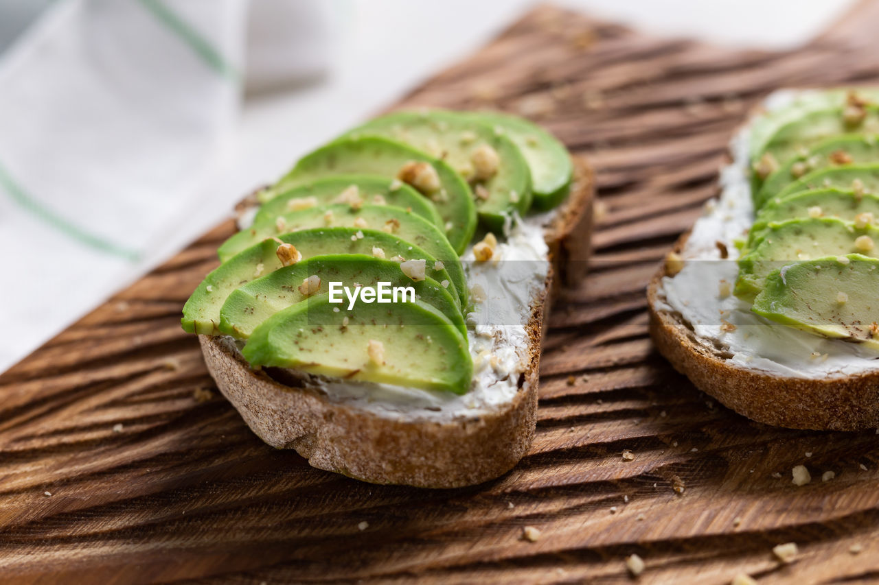 CLOSE-UP OF SANDWICH IN PLATE