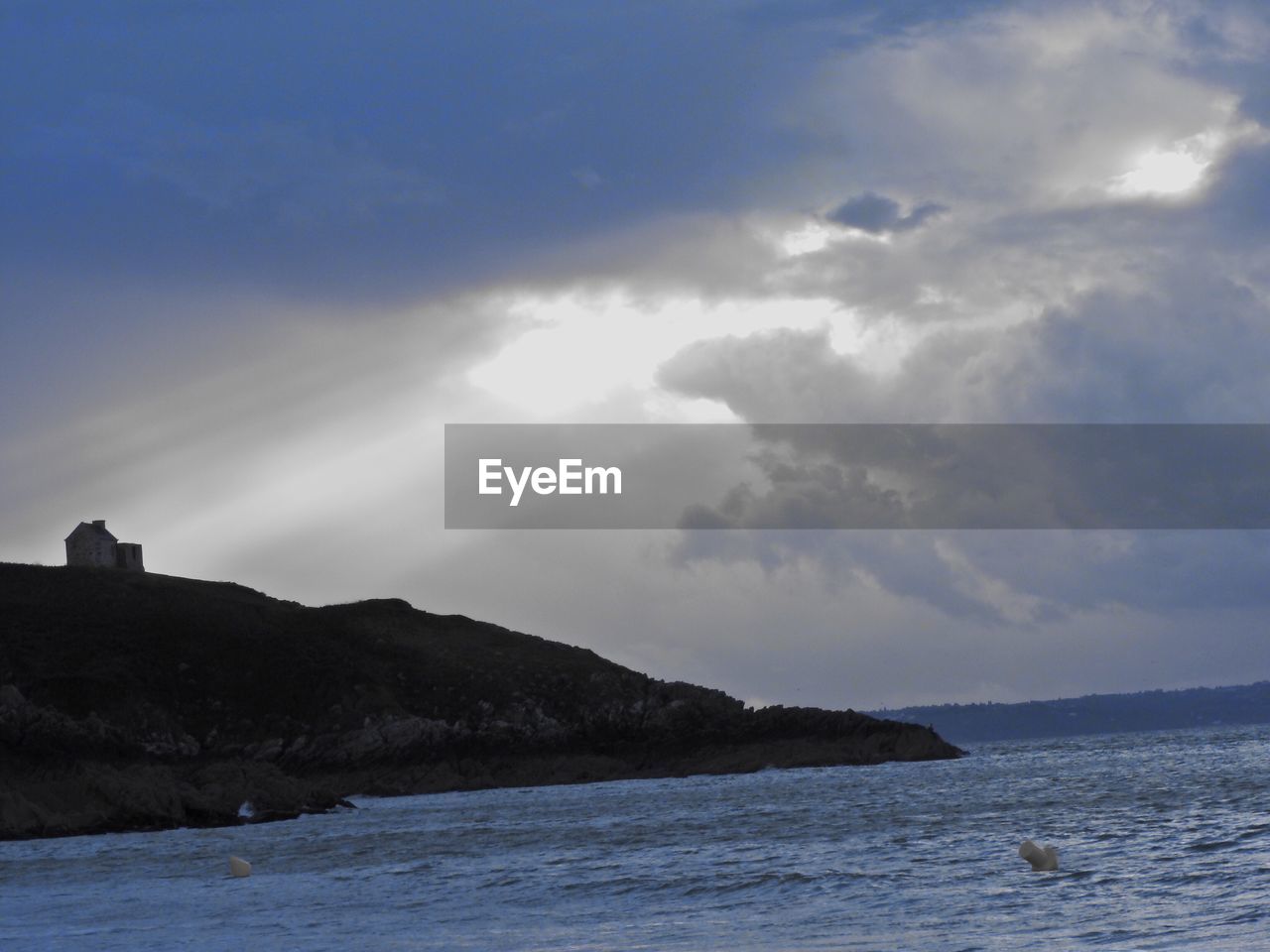 SCENIC VIEW OF SEA AND MOUNTAIN AGAINST SKY