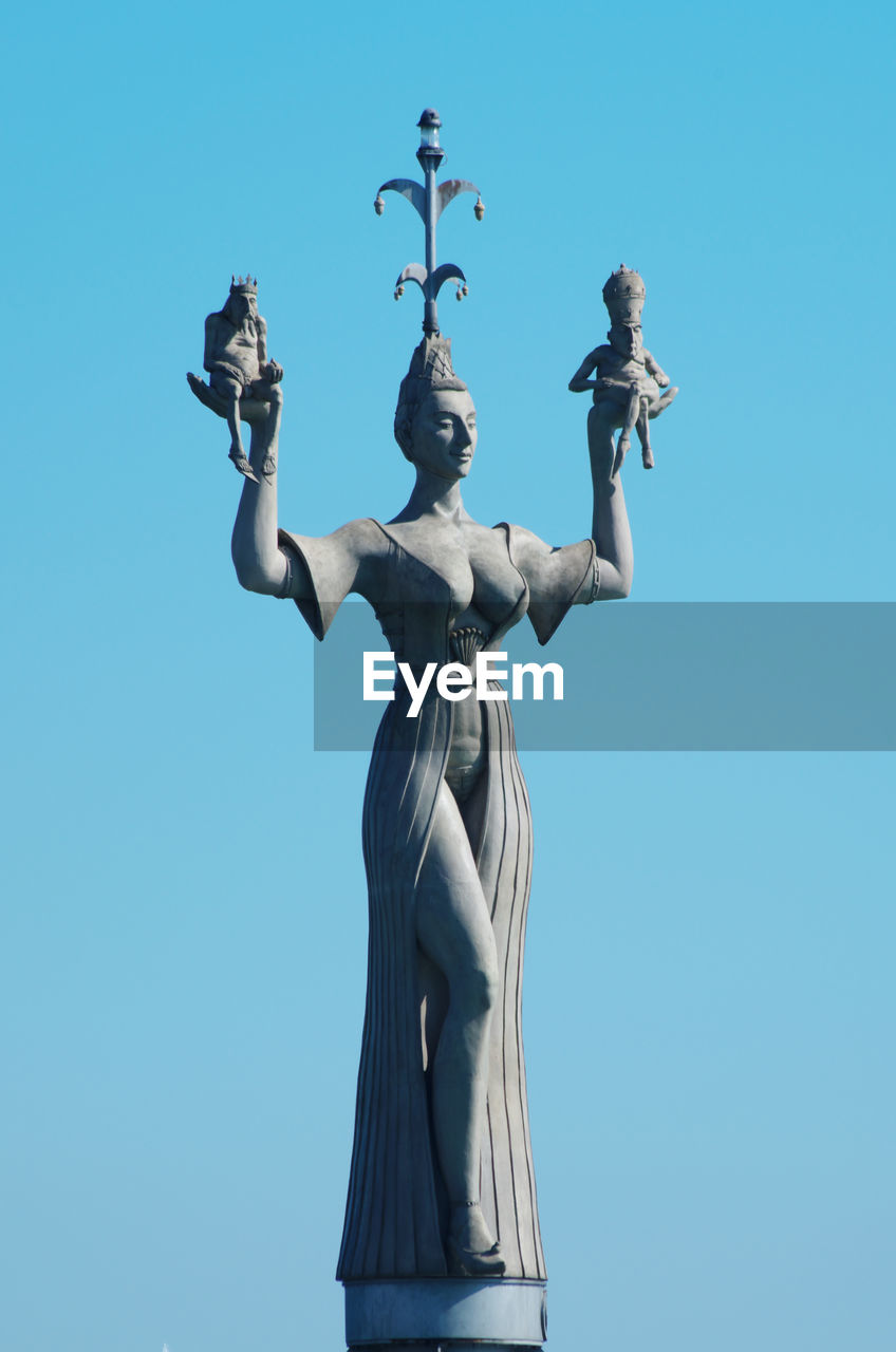 LOW ANGLE VIEW OF SCULPTURE AGAINST CLEAR BLUE SKY