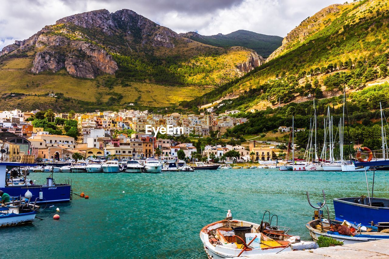 SCENIC VIEW OF SEA AND BUILDINGS AGAINST SKY