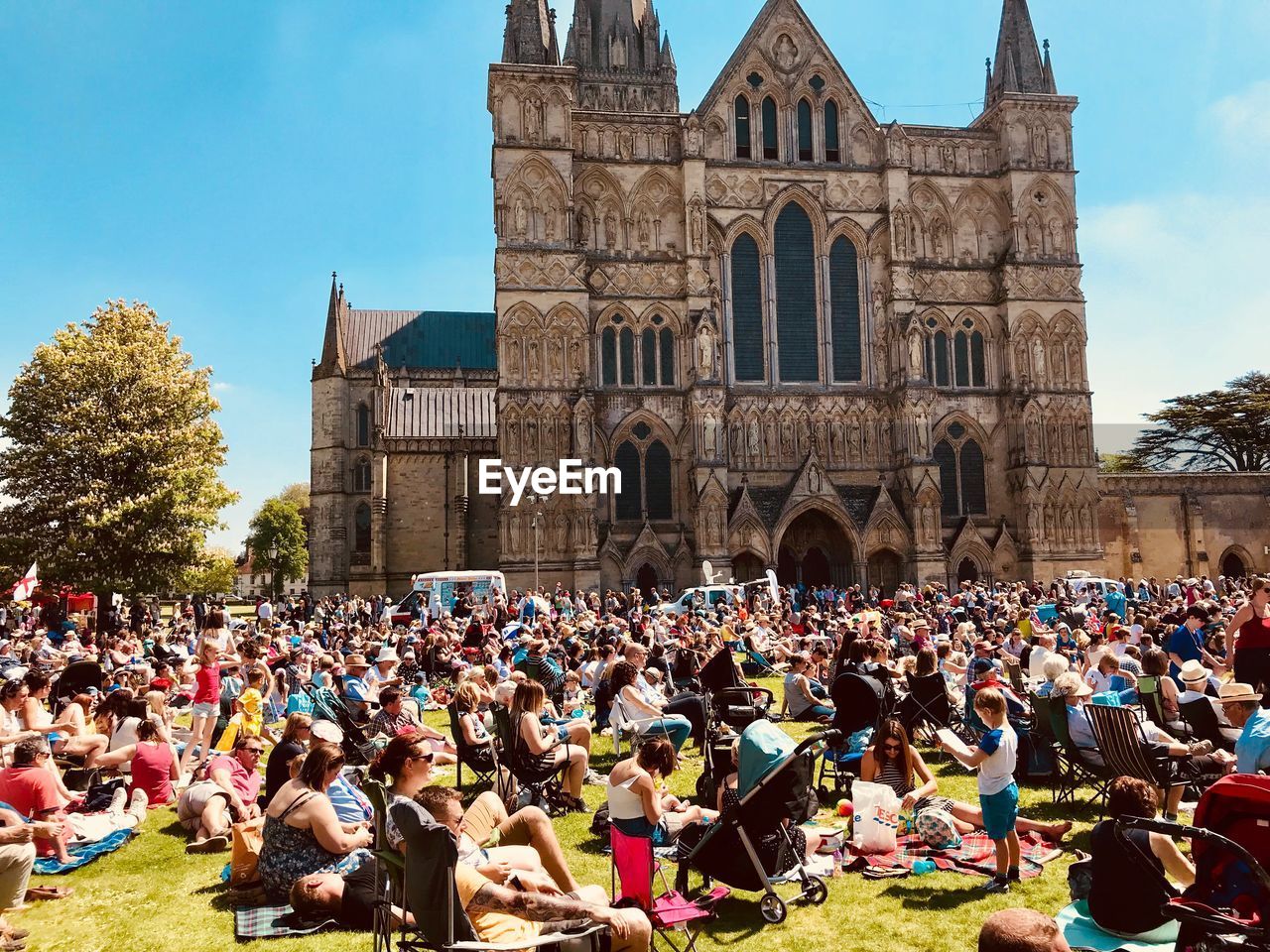 GROUP OF PEOPLE IN FRONT OF BUILDINGS