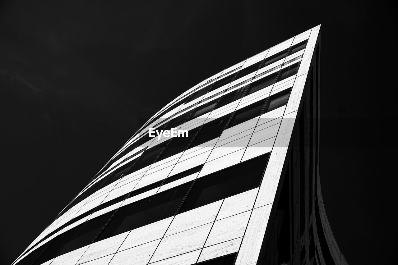 LOW ANGLE VIEW OF MODERN BUILDING AGAINST SKY