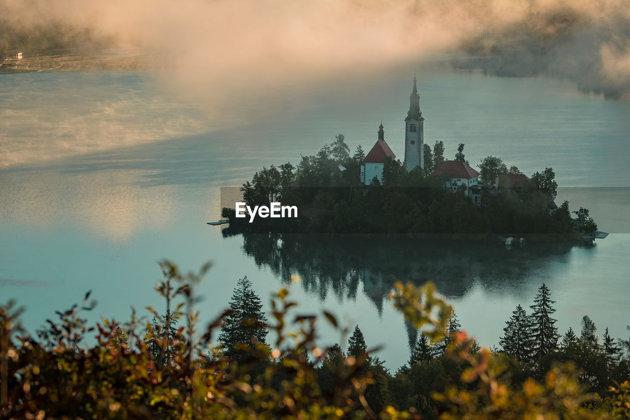 PANORAMIC VIEW OF LAKE AND BUILDINGS AGAINST SKY