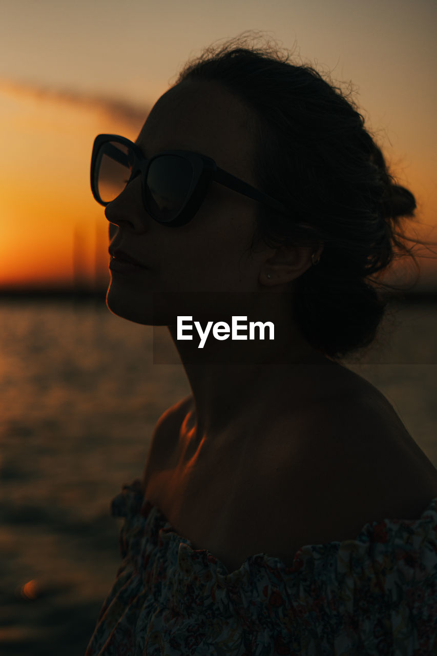 PORTRAIT OF WOMAN ON BEACH