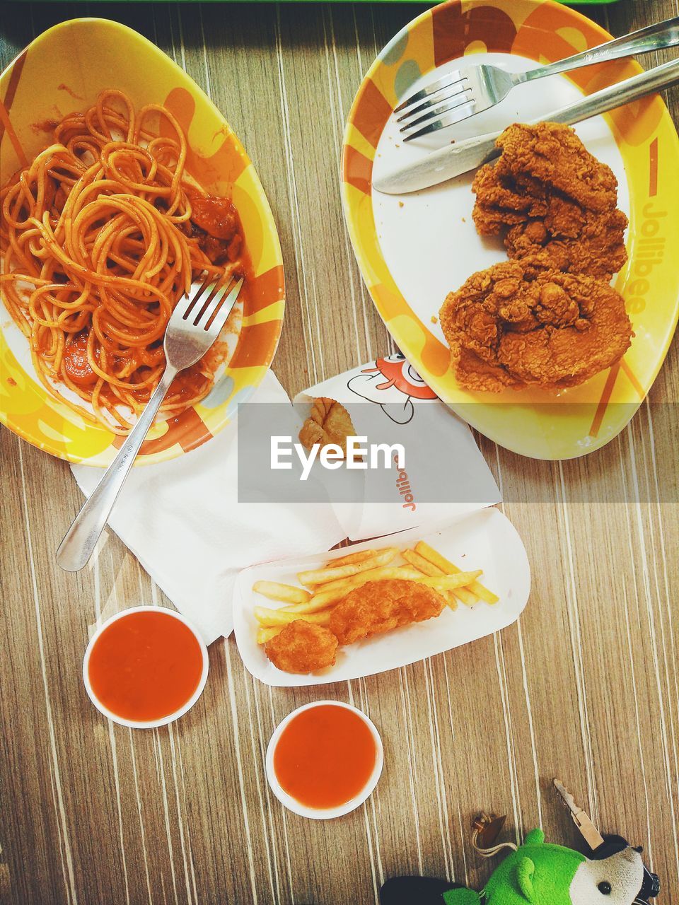 HIGH ANGLE VIEW OF FOOD IN BOWL