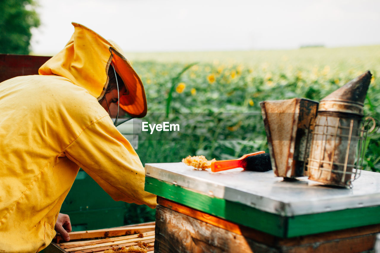 Beekeeper opening containers