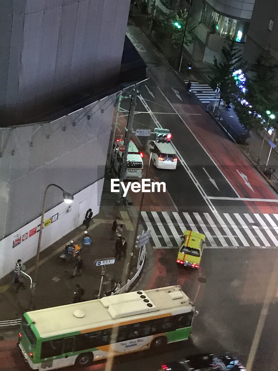 HIGH ANGLE VIEW OF CARS ON ROAD