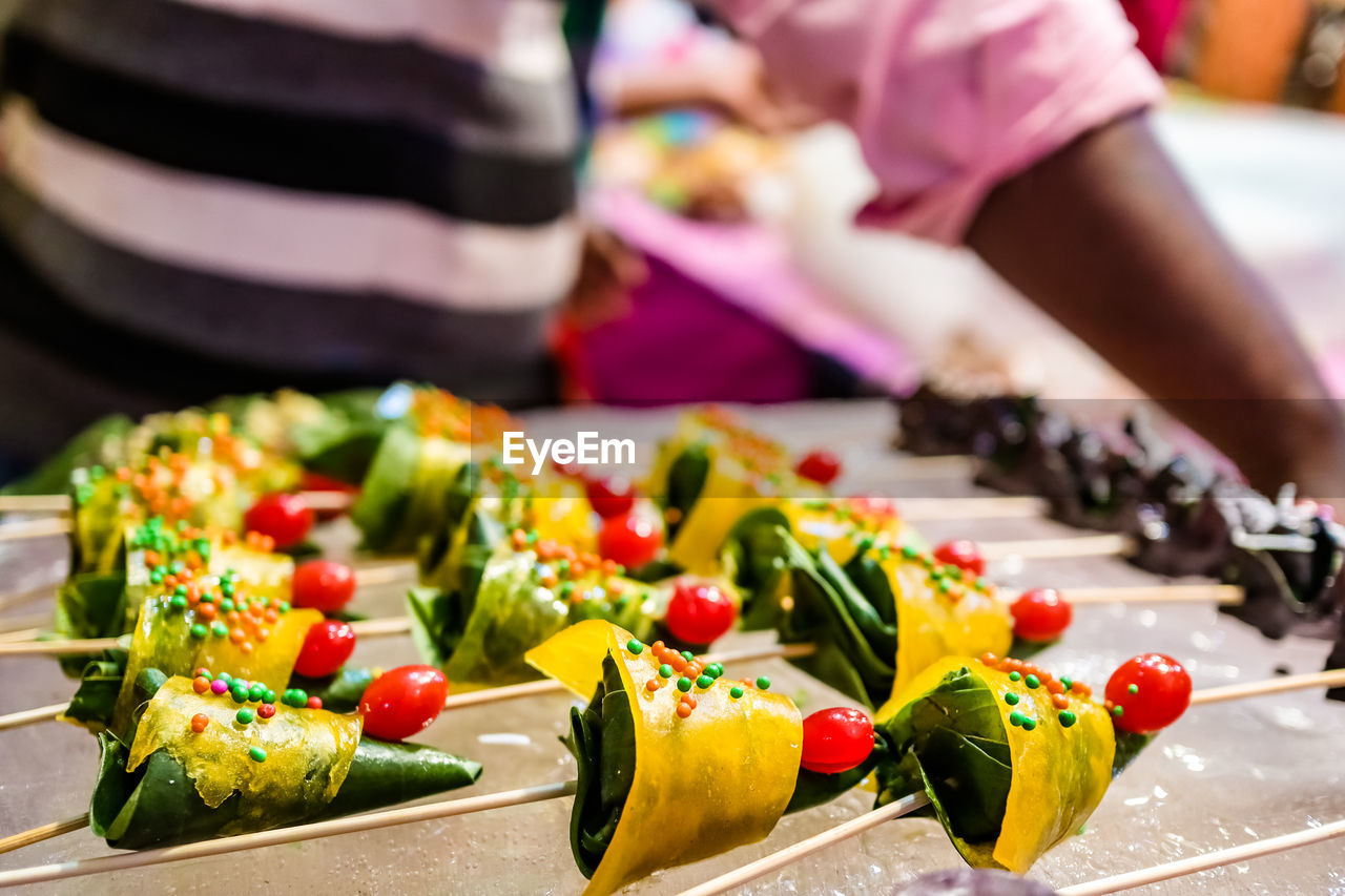 CLOSE-UP OF FRESH FRUITS IN TRAY