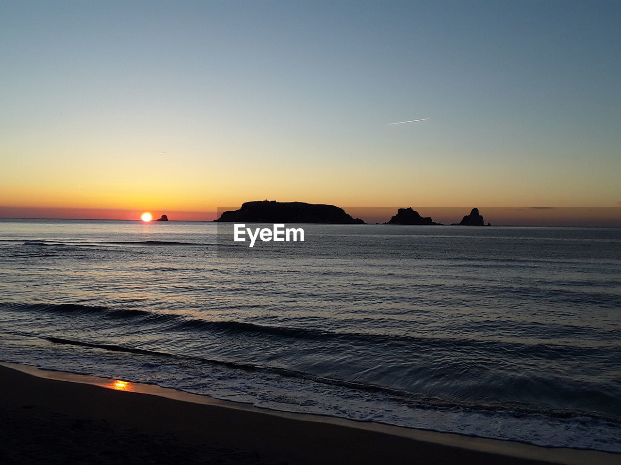 SCENIC VIEW OF SEA AGAINST SKY AT SUNSET