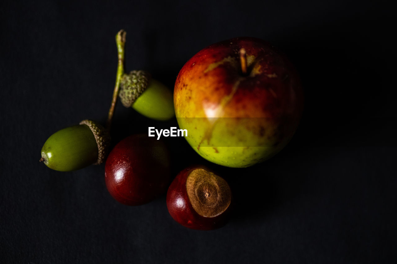 CLOSE-UP OF APPLES