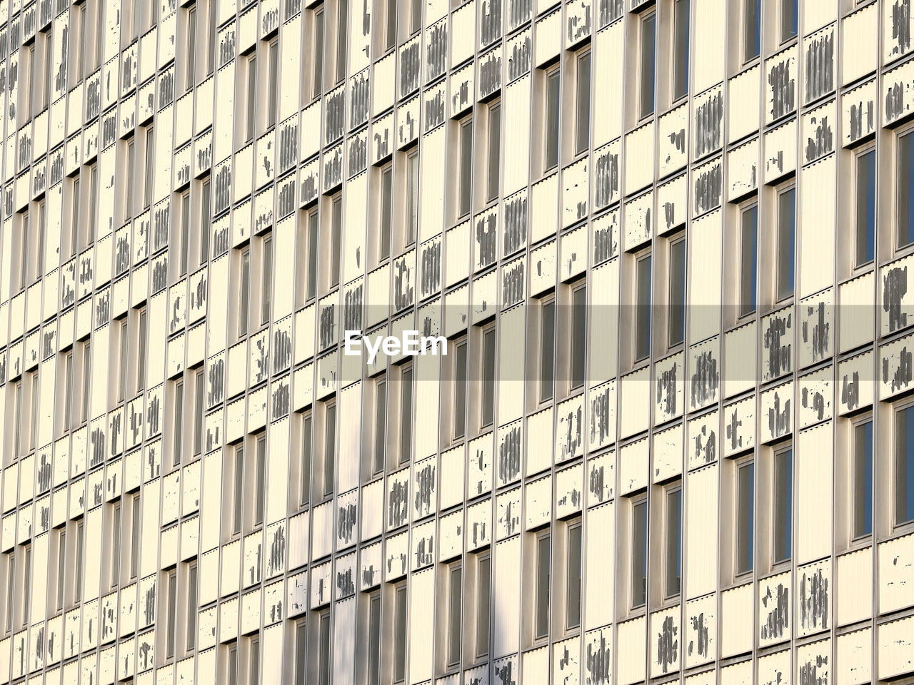 FULL FRAME SHOT OF MODERN BUILDING