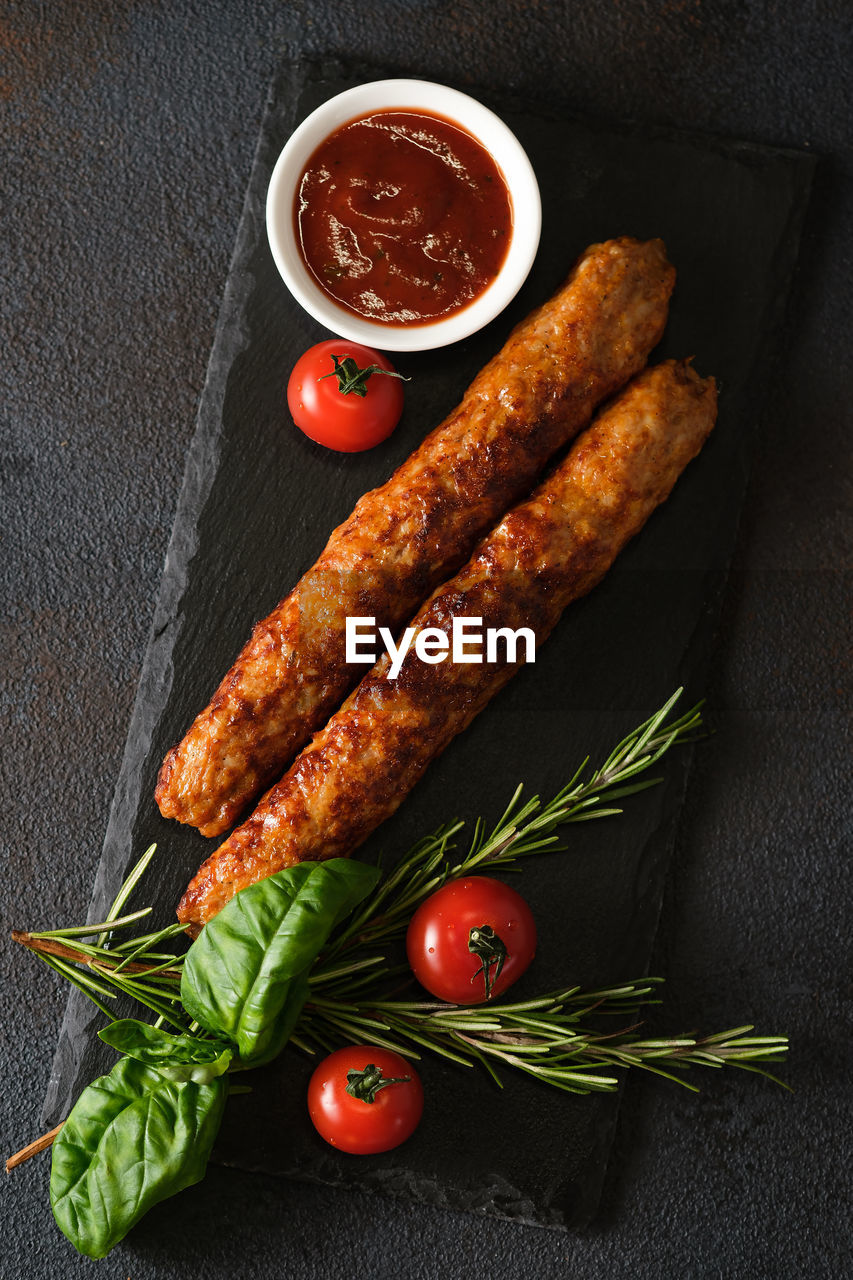 HIGH ANGLE VIEW OF VEGETABLES ON PLATE