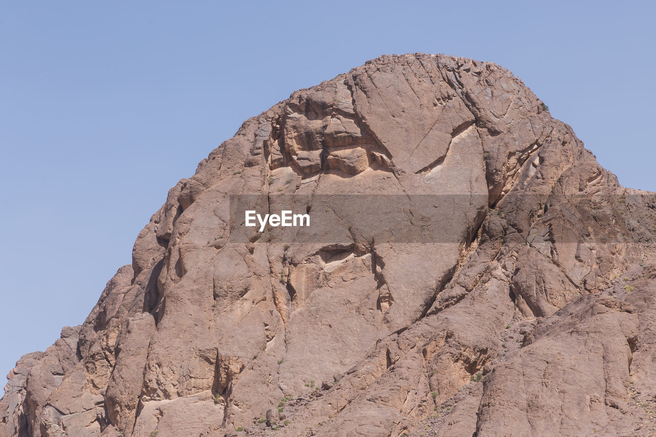 LOW ANGLE VIEW OF ROCK FORMATIONS ON MOUNTAIN AGAINST SKY