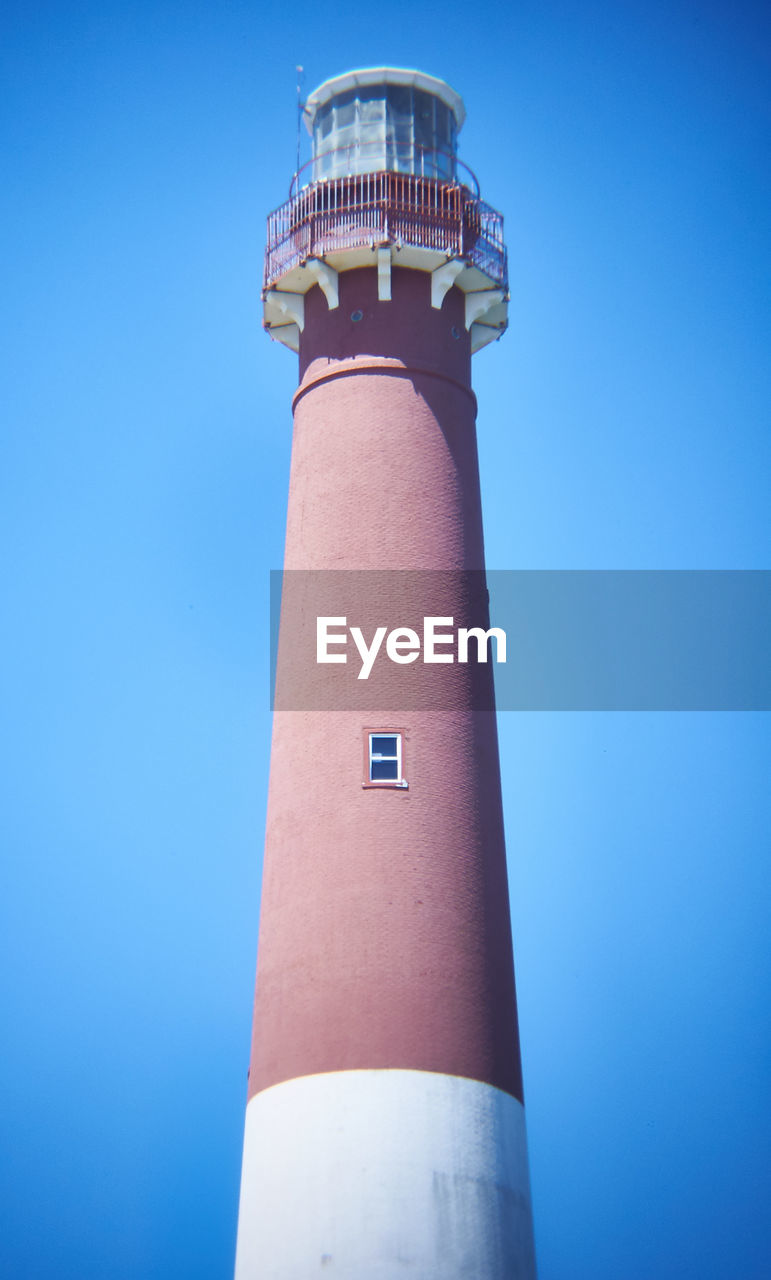 LOW ANGLE VIEW OF LIGHTHOUSE AGAINST BLUE SKY