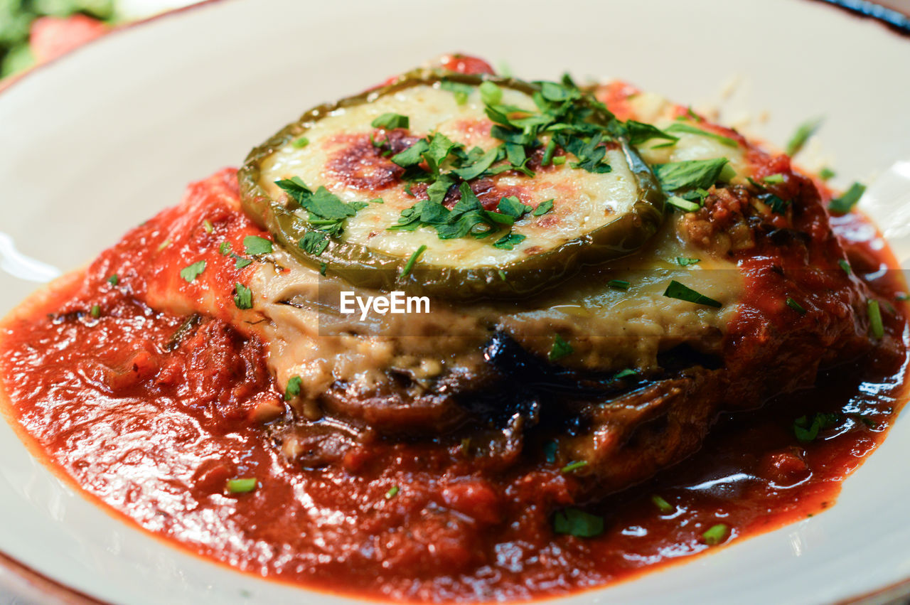 CLOSE-UP OF PASTA WITH SAUCE IN PLATE