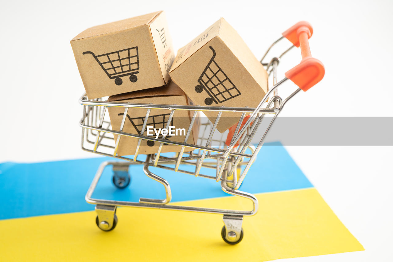 shopping cart, shopping, consumerism, retail, cart, store, supermarket, buying, vehicle, no people, cut out, business, sale, finance, studio shot, indoors, groceries, push cart, paper, shopping bag, bag