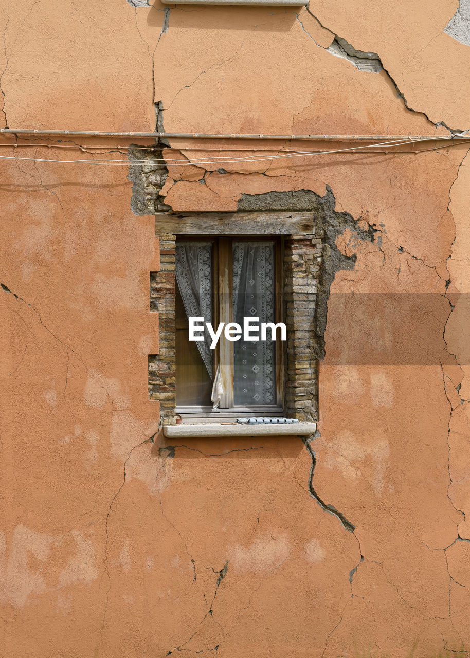 LOW ANGLE VIEW OF WINDOW ON BUILDING