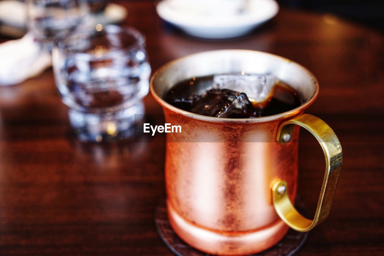 CLOSE-UP OF COFFEE CUP