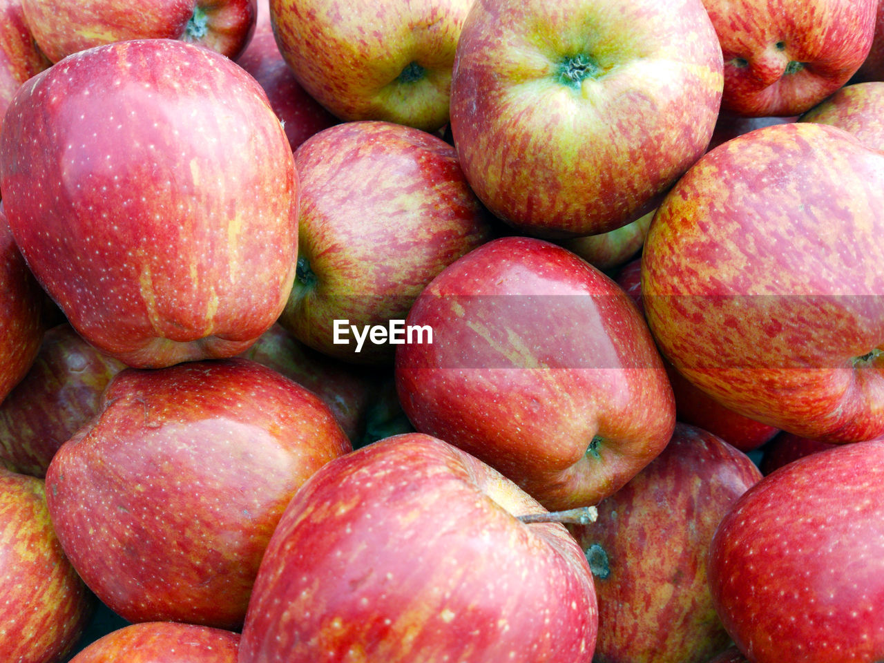 FULL FRAME SHOT OF APPLES FOR SALE