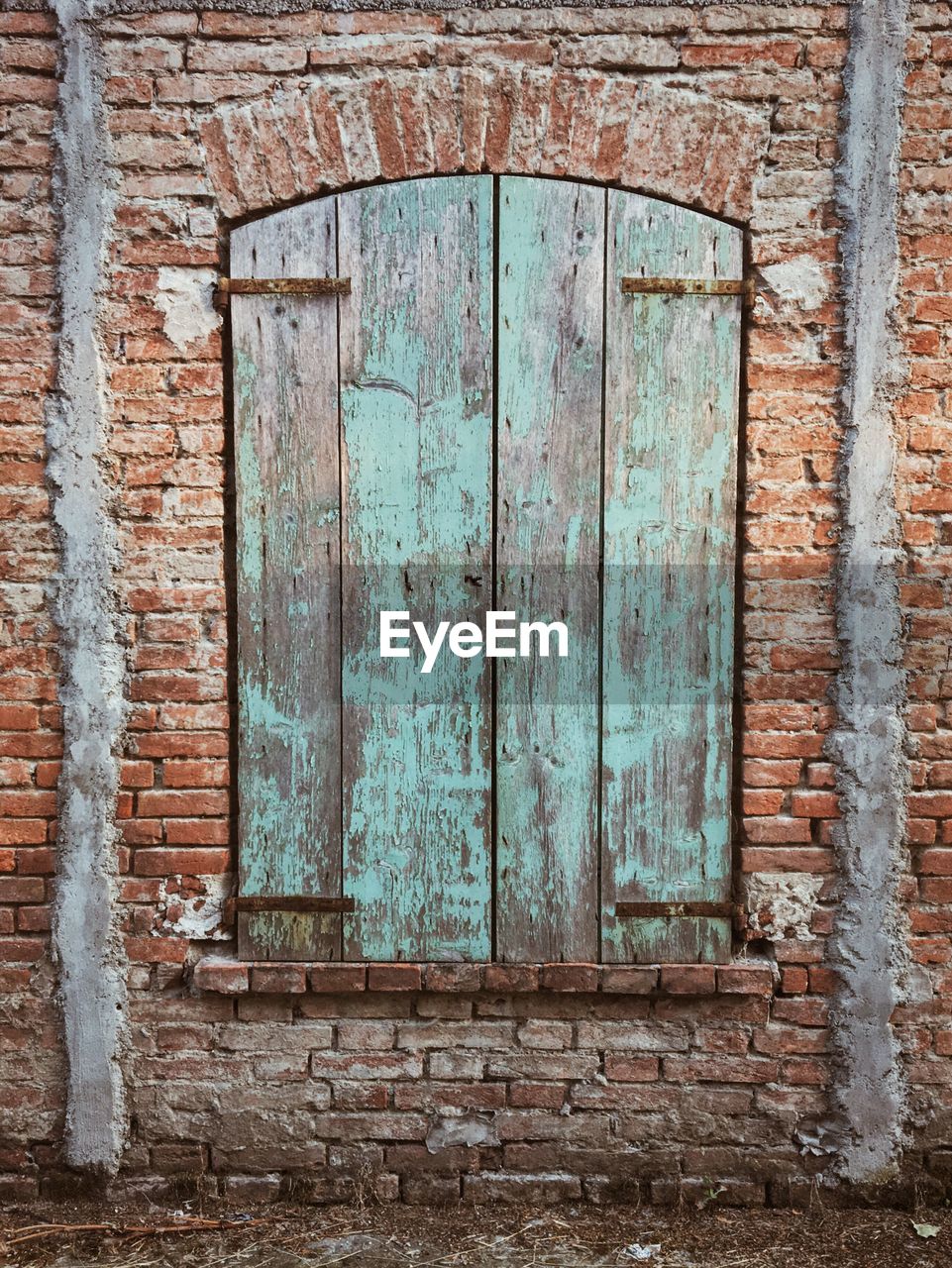 CLOSE-UP OF CLOSED DOOR OF OLD BUILDING