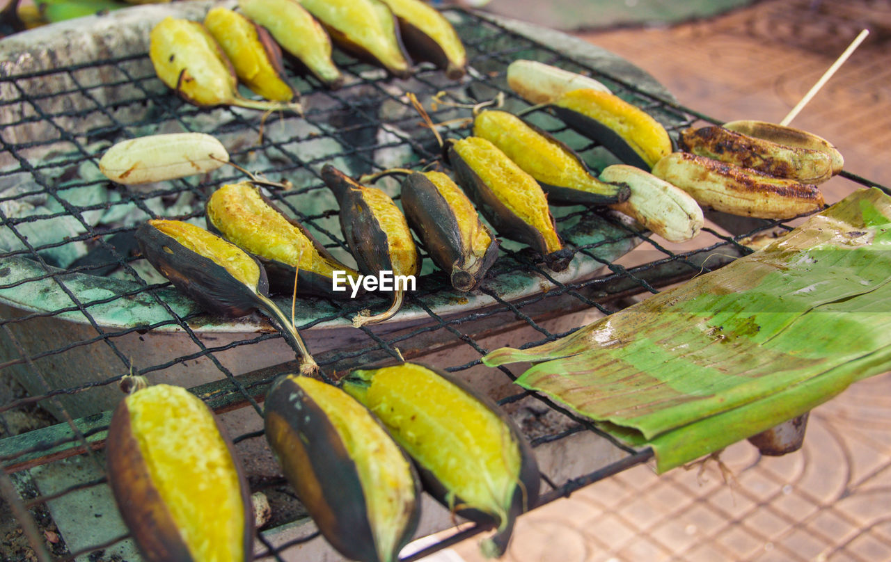 HIGH ANGLE VIEW OF BANANAS ON BARBECUE GRILL