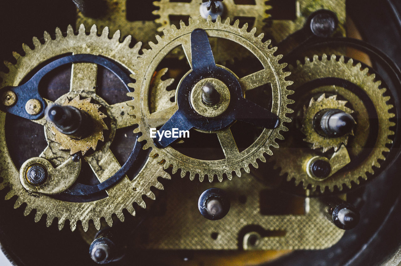 CLOSE-UP OF CLOCK AGAINST BLURRED BACKGROUND