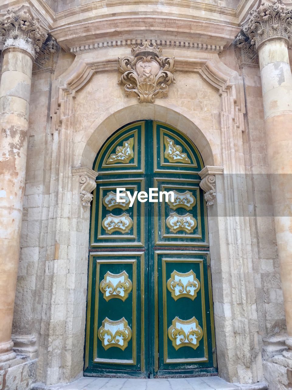 LOW ANGLE VIEW OF ORNATE DOOR ON BUILDING