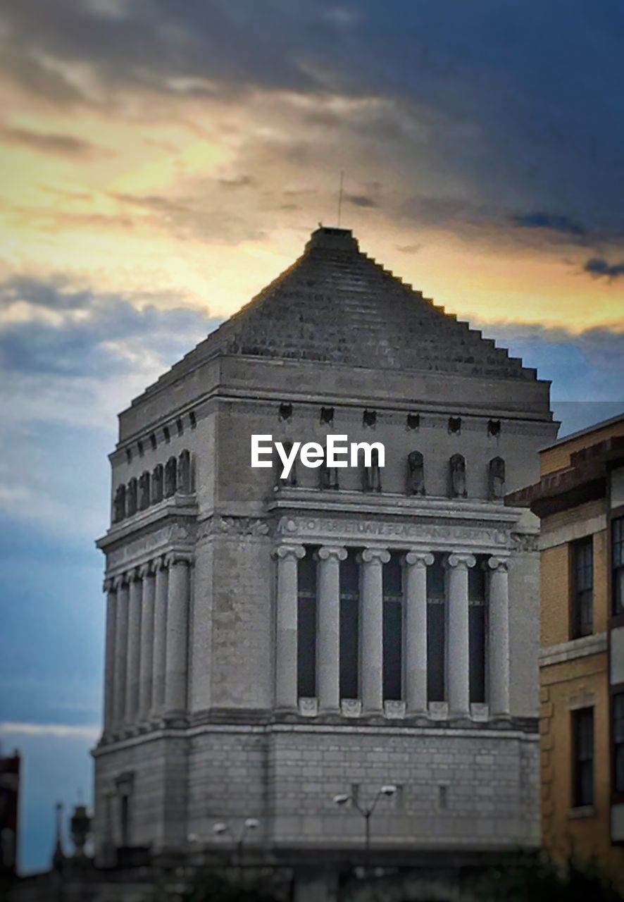 LOW ANGLE VIEW OF HISTORICAL BUILDING AGAINST SKY