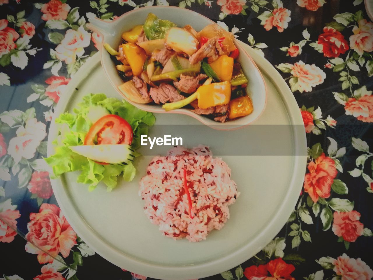 HIGH ANGLE VIEW OF FOOD SERVED IN PLATE