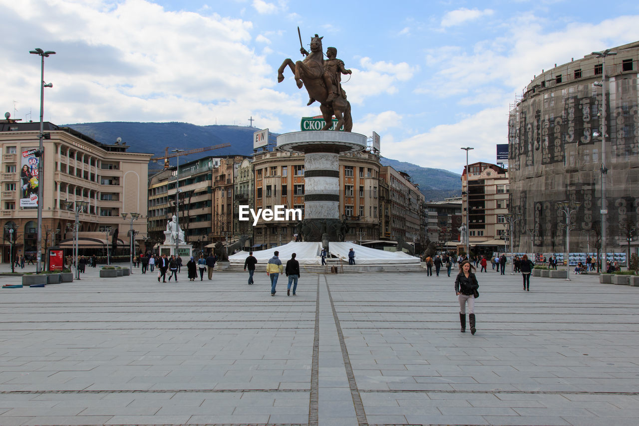 STATUE IN FRONT OF TOWN SQUARE AGAINST SKY IN CITY