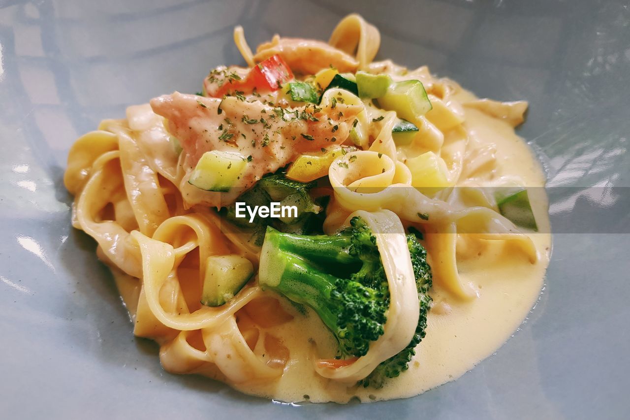 HIGH ANGLE VIEW OF PASTA WITH VEGETABLES ON PLATE