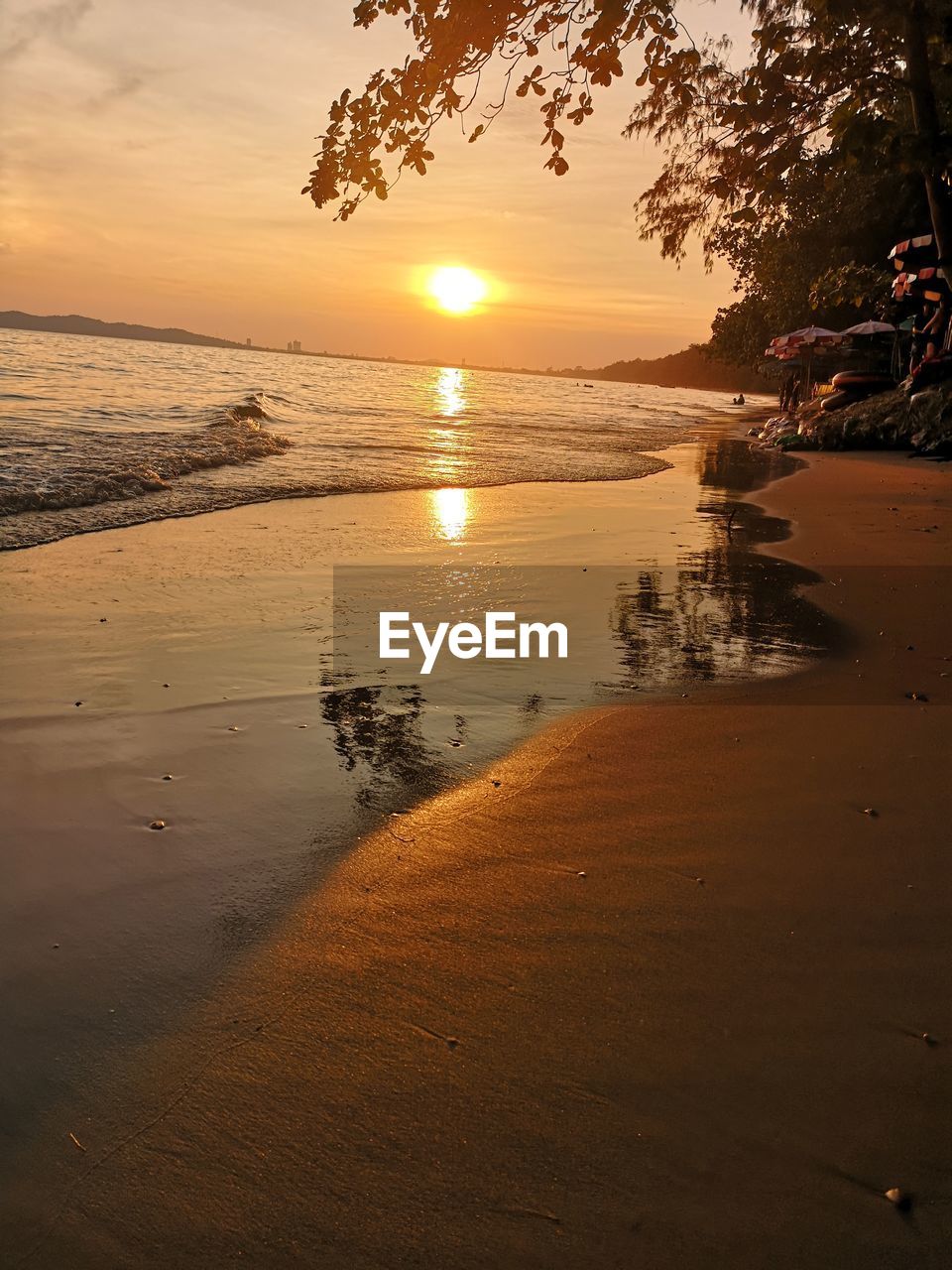 SCENIC VIEW OF SEA AGAINST ORANGE SKY