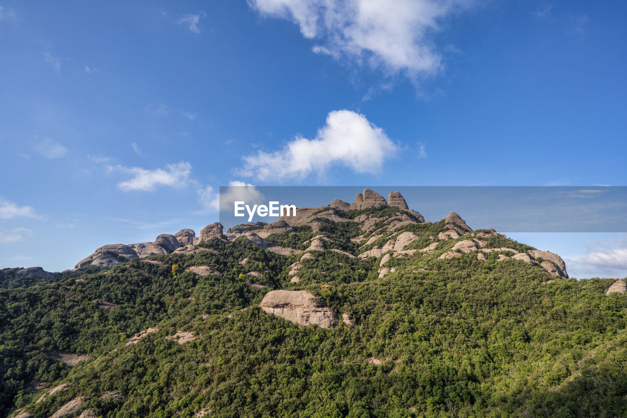 SCENIC VIEW OF ROCKY MOUNTAIN AGAINST SKY