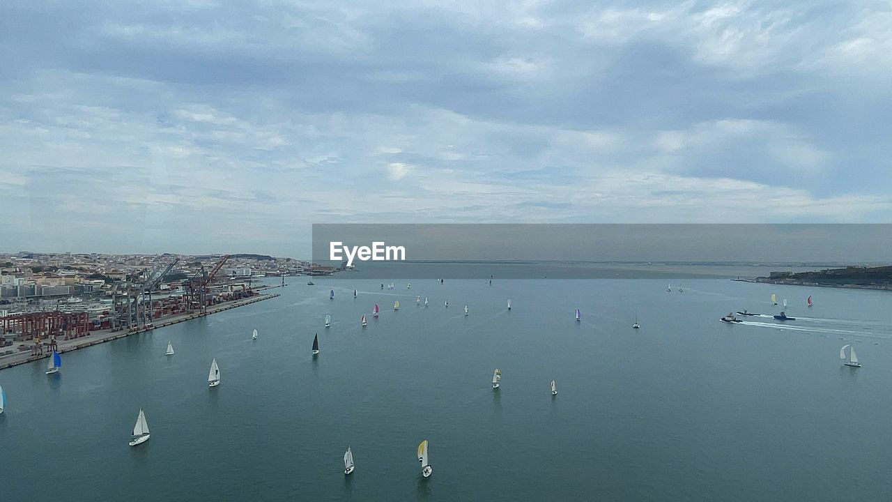 HIGH ANGLE VIEW OF SEA AGAINST SKY