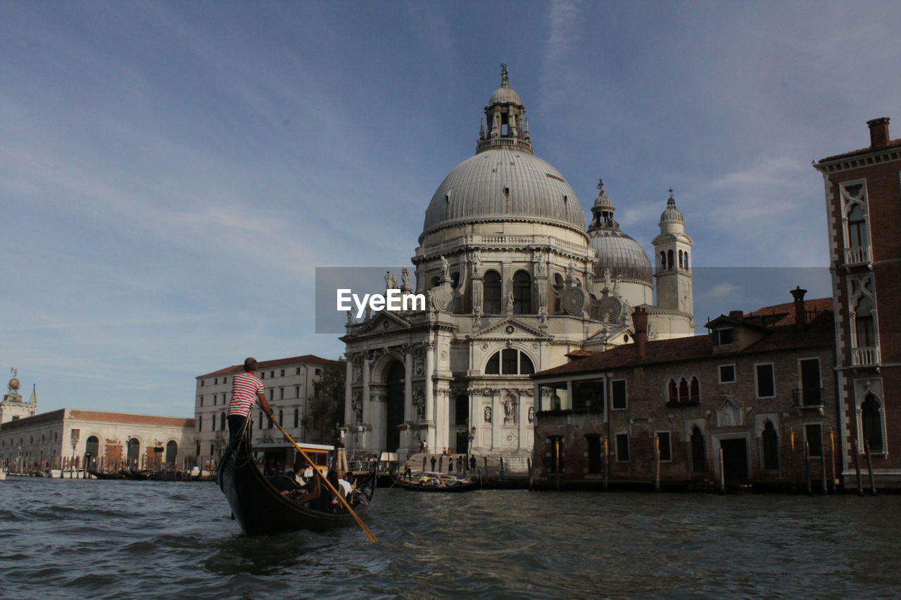 VIEW OF BUILDINGS AT WATERFRONT