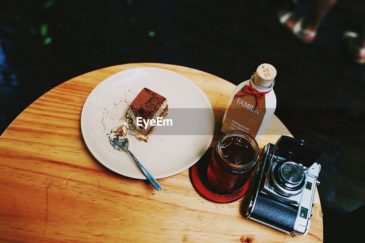 CLOSE-UP OF FOOD ON TABLE