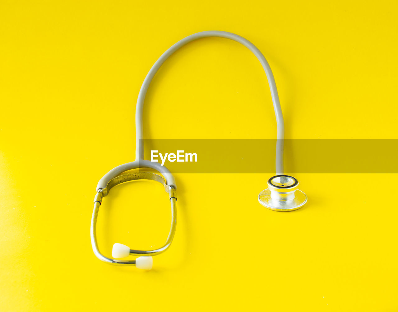 yellow, colored background, stethoscope, studio shot, yellow background, indoors, medical instrument, no people, metal, copy space, medical supplies, cut out, healthcare and medicine, single object, medical equipment, close-up, circle, fashion accessory