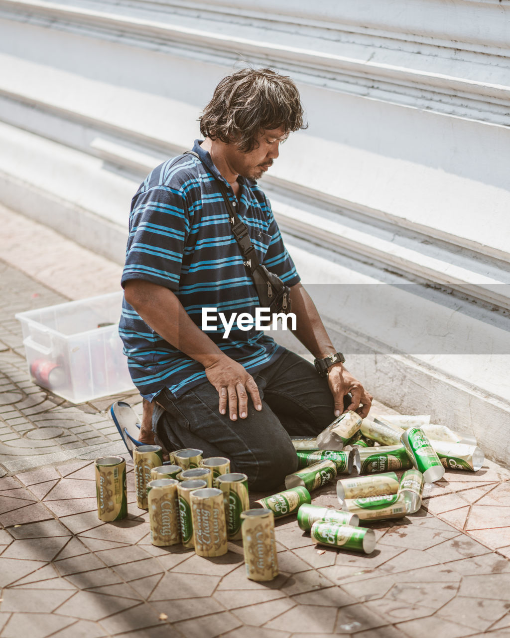 FULL LENGTH OF YOUNG MAN LOOKING AT FOOD