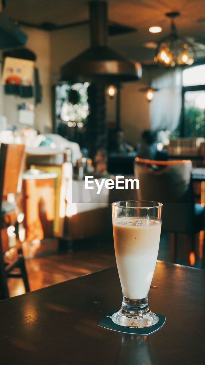 CLOSE-UP OF BEER IN GLASS