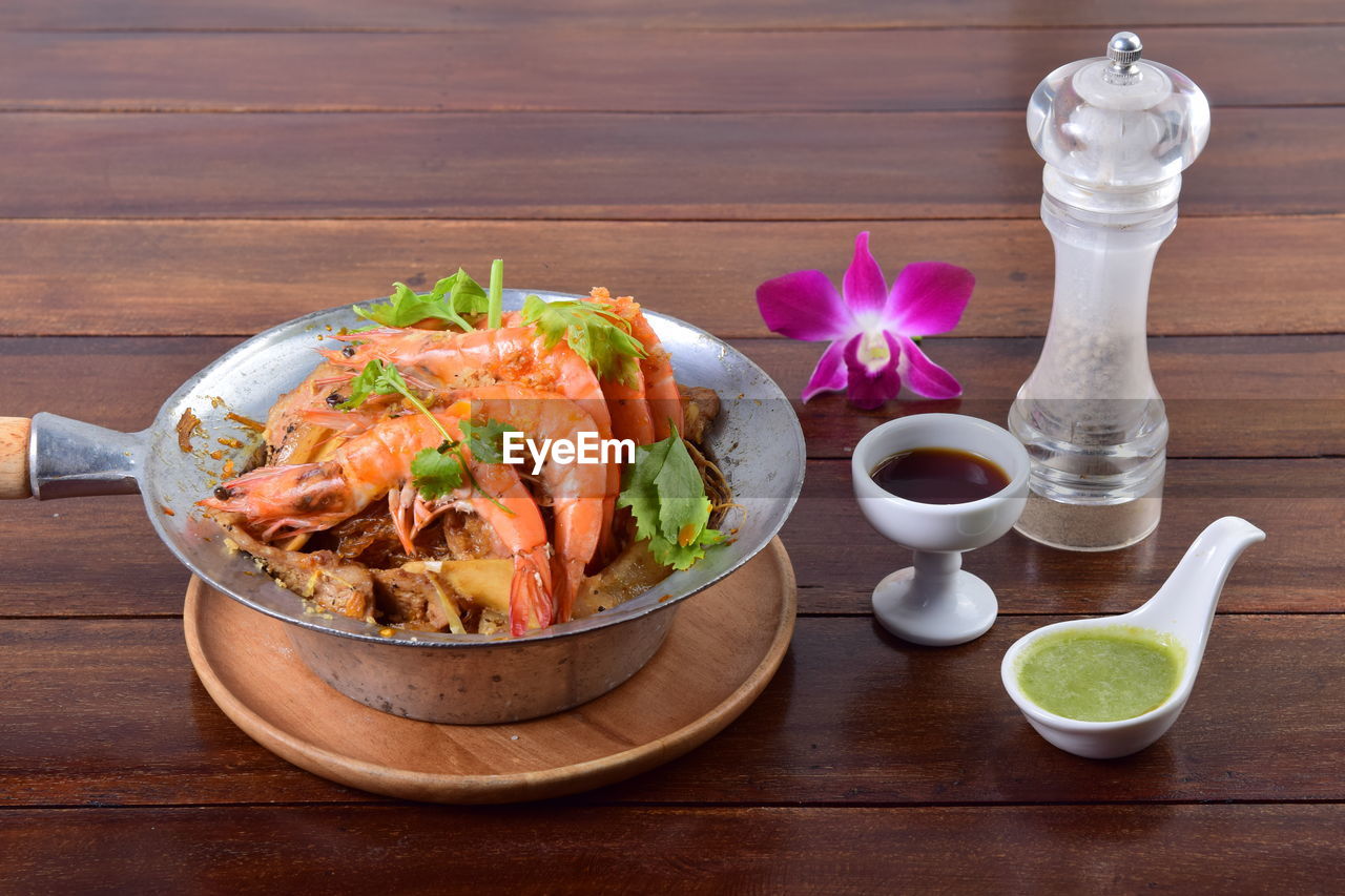 HIGH ANGLE VIEW OF MEAT IN PLATE ON TABLE