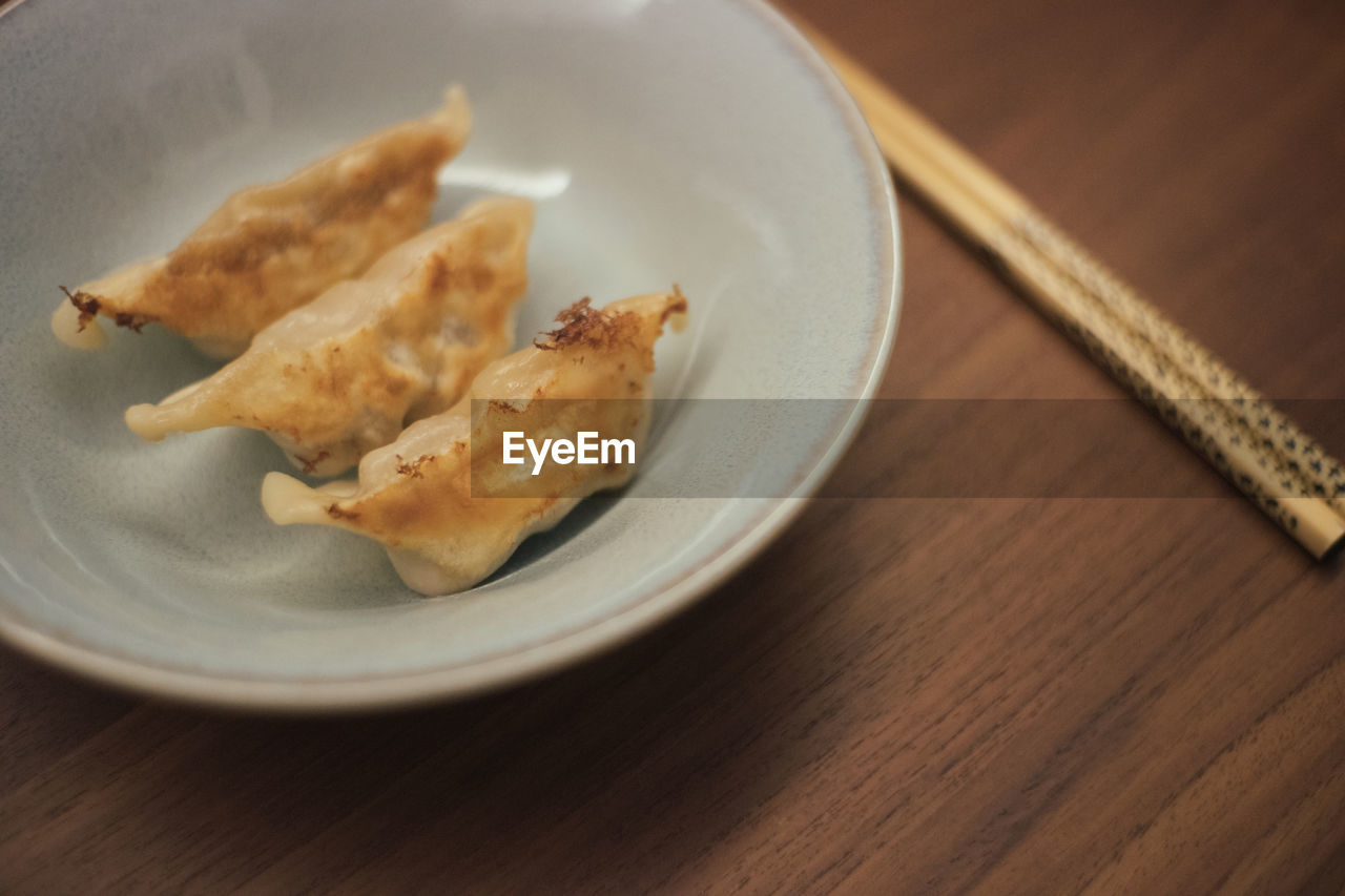 HIGH ANGLE VIEW OF FOOD IN PLATE