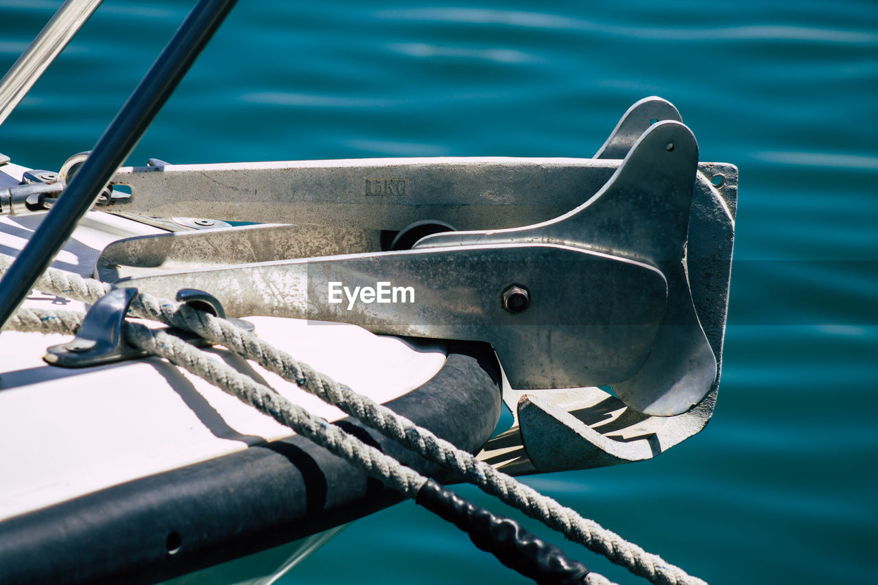 HIGH ANGLE VIEW OF ROPE TIED TO BOAT